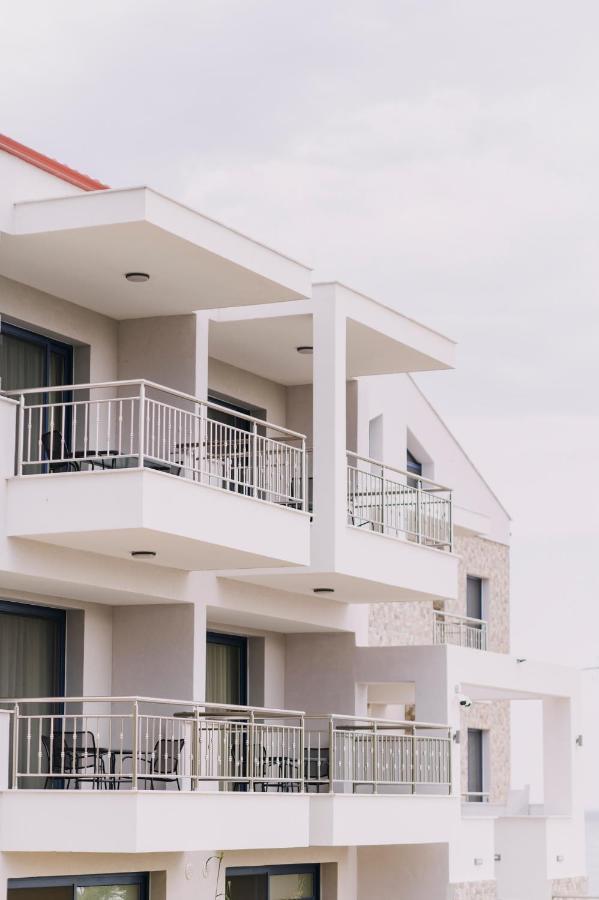 يميناريا Blue Stone Luxury Suites المظهر الخارجي الصورة